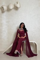 فستان سهرة عنابي مطرز بالخرز مع أكمام شيفون واسعة