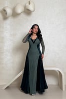 فستان مخملي زيتي بتصميم راقٍ وأكمام شفافة