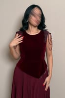 فستان سهرة خمري بتصميم أنيق ولمسة فاخرة