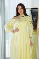 فستان طويل أصفر بفتحة خناقية وأكمام جرس – أناقة را...