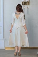 فستان فاخر يعكس سحر البساطة الممزوجة بالأناقة