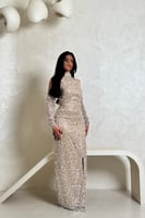 فستان سهرة ذهبي بتطريز كريستالات فضية لامعة