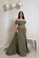 فستان زيتي مطرز بفصوص لامعة وفتحة جانبية