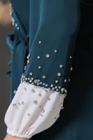 فستان ميدي ناعم بقصة لف عالجسم مع اكمام طويلة