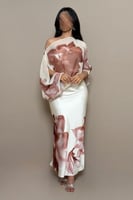 فستان بيج بطبعات فنية مع شيفون انسيابي