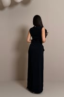 فستان اسود بقصة مستقيمة وتفصيل جانبي ناعم