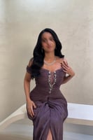 فستان بنفسجي مطرز بتصميم مكسر وأكتاف ساقطة