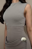 فستان رمادي بقصة مستقيمة وتفصيل جانبي ناعم