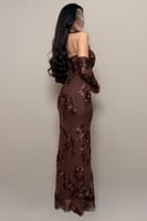 فستان بني بتطريزات بارزة وقصة أنثوي