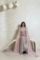 فستان فضي مطرّز بالكامل مع وشاح شيفون بلون لحمي