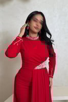 فستان أحمر مطرز بفصوص لامعة وأكمام طويلة