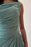 فستان تيفاني بقصة كت ودانتيل وفتحة جانبية