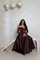 فستان بني بتصميم جذاب وتفاصيل معدنية فاخرة