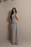 فستان رمادي بقصة مستقيمة وتفصيل جانبي ناعم