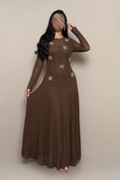 فستان بني مطرّز بتصميم أنيق من مليحة