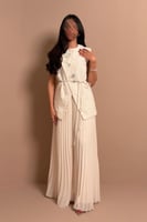 طقم سكري بتصميم أنثوي انسيابي وتفاصيل زهرية ناعمة