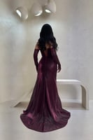 فستان خمري لامع بأكمام منسدلة وفتحة جانبية جذابة