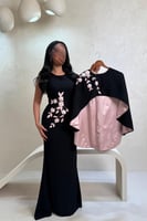 فستان أسود بطبقة علوية وتطريز وردي ناعم