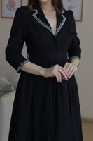 فستان كريب أنيق بفصوص ناعمة على الياقة والأكمام