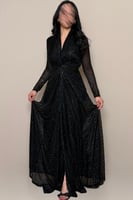 فستان أسود لامع بقصة أنثوية من مليحة