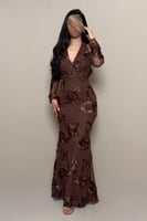 فستان بني بتطريزات بارزة وقصة أنثوي