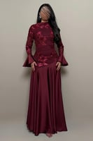 فستان عنابي فخم بتفاصيل ورد ساتان بارزة وقصة أنثوي...