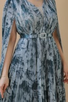 فستان أنيق بأكمام كيب انسيابية مع ياقة V