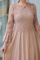 فستان كلوش بتصميم دانتيل