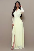 فستان اصفر لامع بتصميم ضيّق وأكمام طويلة