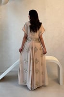 فستان بيج بتطريز ذهبي وفضي أنيق