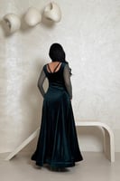 فستان مخملي زيتي بتصميم راقٍ وأكمام شفافة