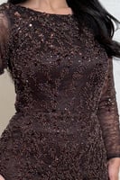 فستان بني مطرّز بتفاصيل براقة