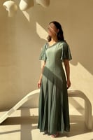 فستان زيتي بأكمام كشكش وتطريز ناعم عند الياقة