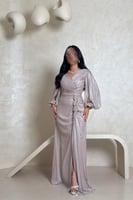 فستان موف فاتح لامع بتطريز جانبي أنيق