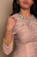 فستان نود أنيق بتفاصيل لامعة