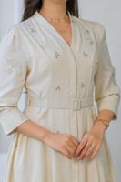 فستان ميدي أنيق مزين بكريستال بتطريز خيوط