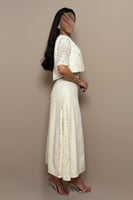 فستان سكري بطبقة تل مطرزة بالترتر قصيرة وتفاصيل جا...