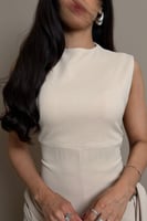 فستان بيج بقصة مستقيمة وتفصيل جانبي ناعم