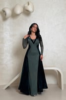 فستان مخملي زيتي بتصميم راقٍ وأكمام شفافة