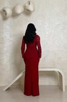 فستان أحمر بلمعة ناعمة وأكمام مطرّزة بفصوص براقة