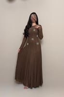 فستان بني مطرّز بتصميم أنيق من مليحة