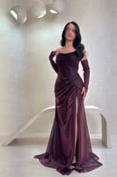 فستان خمري لامع بأكمام منسدلة وفتحة جانبية جذابة