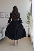 فستان كريب أنيق بفصوص ناعمة على الياقة والأكمام