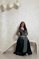 فستان مخملي زيتي بتصميم راقٍ وأكمام شفافة