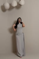 فستان رمادي بقصة مستقيمة وتفصيل جانبي ناعم