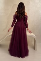 فستان بنفسجي من التل اللامع وتصميم أكتاف منسدلة