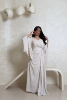 فستان بيج فاتح راقي بأكمام كسرات وتطريز كتف