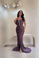 فستان بنفسجي مطرز بتصميم مكسر وأكتاف ساقطة