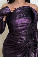 فستان بنفسجي لامع بكتف واحد وتصميم فخم