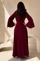 فستان خمري بتطريز ناعم وأكمام منسدلة بتفاصيل ريش